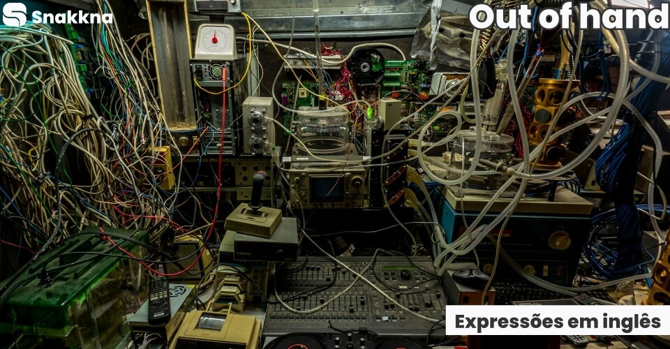 Expressões em inglês | Out of hand